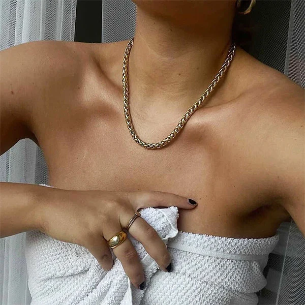 Detalle del bronceado en la piel, tono profundo