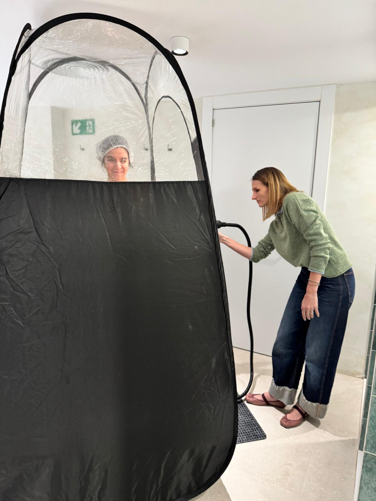 Sesión de bronceado en la cabina portátil de Lumi