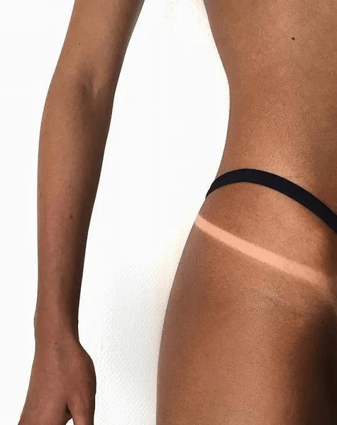Línea de bronceado en la cadera, tono uniforme